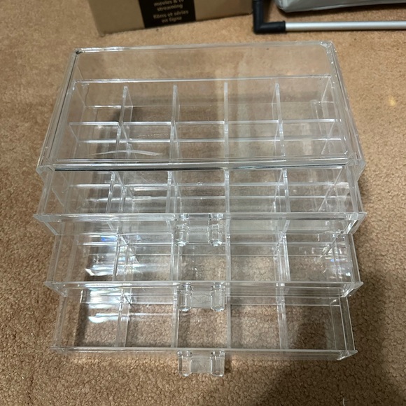 Clear storage containers used for make up - Picture 4 of 8